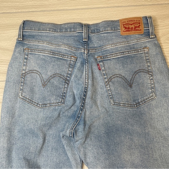Levi’s Wedgie Straight Button Fly Distressed Knees Light Wash Blue Jeans Size 32 - Picture 4 of 15